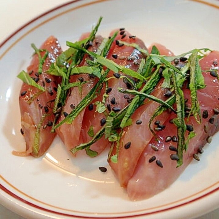 大葉・黒胡麻散らして　かぼす醤油で鰤のお刺身